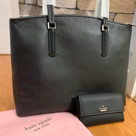 kate spade Handbags - Authentic Kate Spade leather Lg Zip tote/wallet/ID